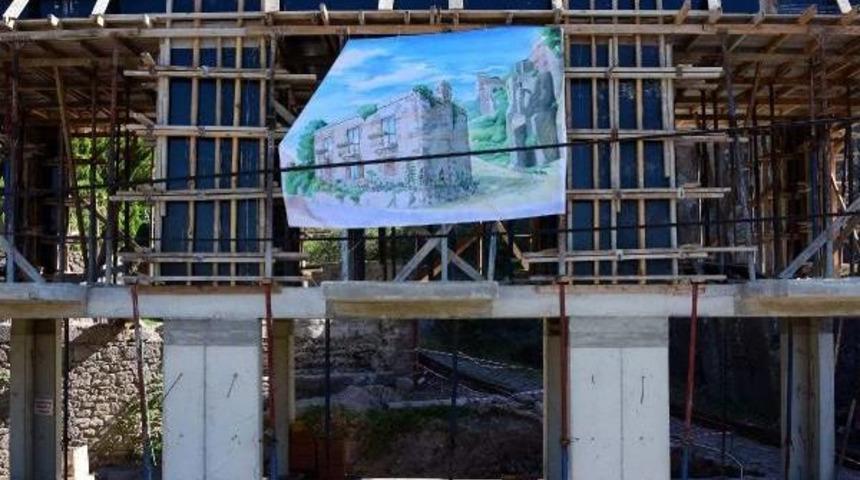 Assos'ta Otel Inşaatının Projeye Aykırı B&ouml;l&uuml;mleri Yıkılacak