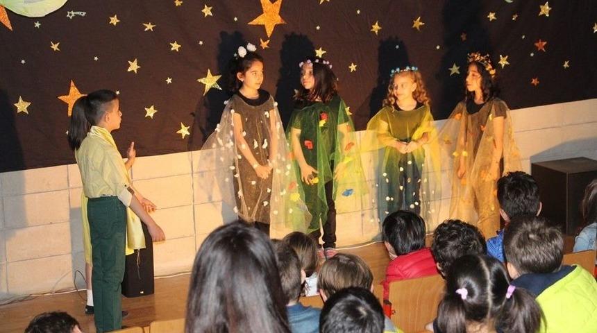 6 Ayda İngilizce &Ouml;ğrenip, İngilizce Oyun Sahnelediler