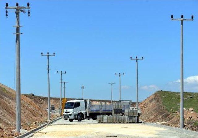 Sanayi B&ouml;lgesinde Yer Altındaki Elektrik Kablolarını &Ccedil;aldılar 1