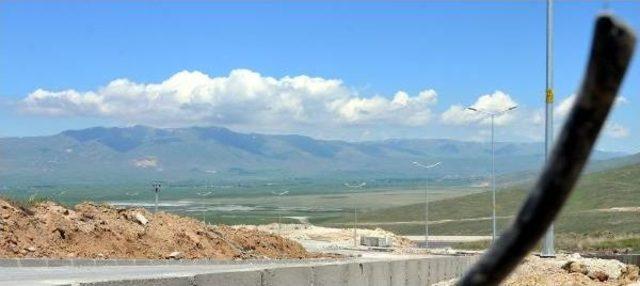 Sanayi B&ouml;lgesinde Yer Altındaki Elektrik Kablolarını &Ccedil;aldılar 2