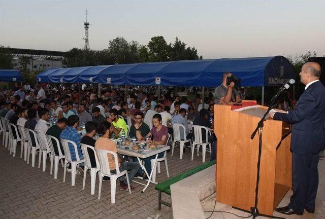 Vali Demirtaş, Üniversite Öğrencileriyle İftarda Bir Araya Geldi