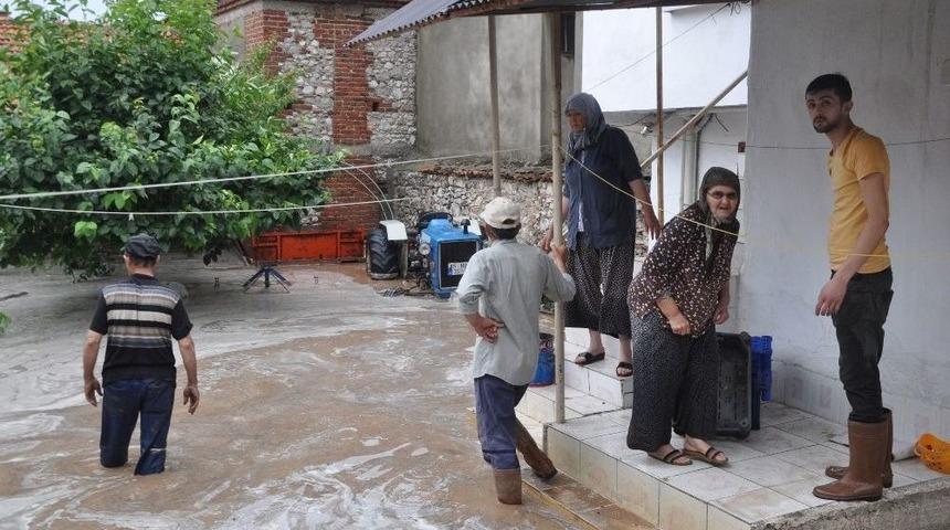 Kırkağa&ccedil;&rsquo;ta Sel Hayatı Fel&ccedil; Etti