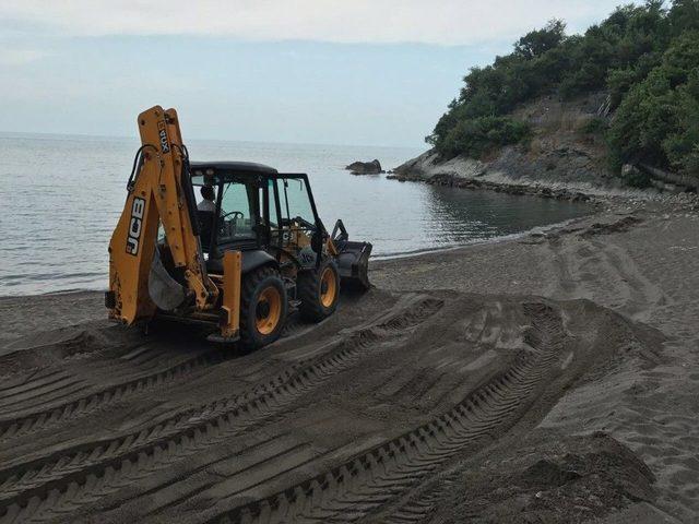 Ceneviz Kalesi Plajı Pırıl Pırıl Oldu