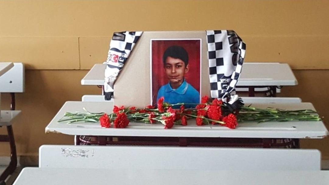 K&uuml;&ccedil;&uuml;k Efe&rsquo;nin Okul Sırası Karne G&uuml;n&uuml;nde Karanfillerle Donatıldı