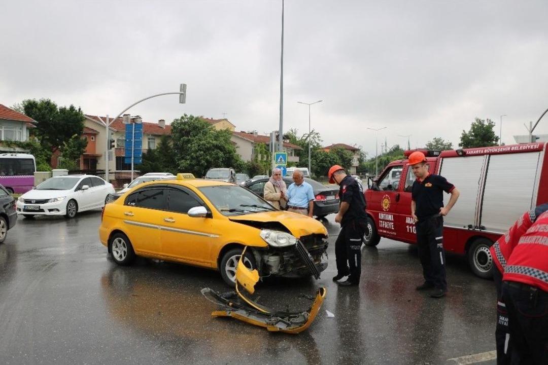 Trafik Kazasında Kırılan Otomobilin Camları Y&uuml;z&uuml;ne İsabet Eden 1 Kişi Yaralandı