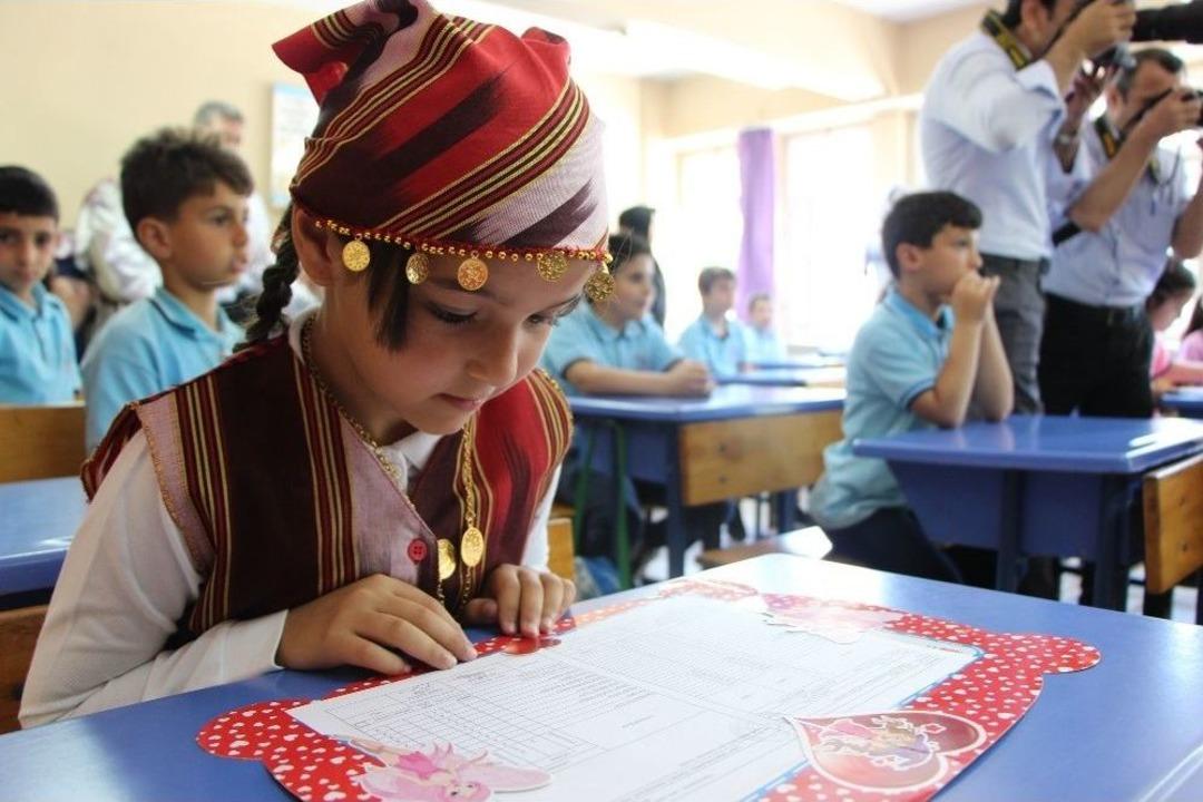 Trabzon&rsquo;da 140 Bin 245 &Ouml;ğrenci Karnelerini Alarak Tatile Girdi