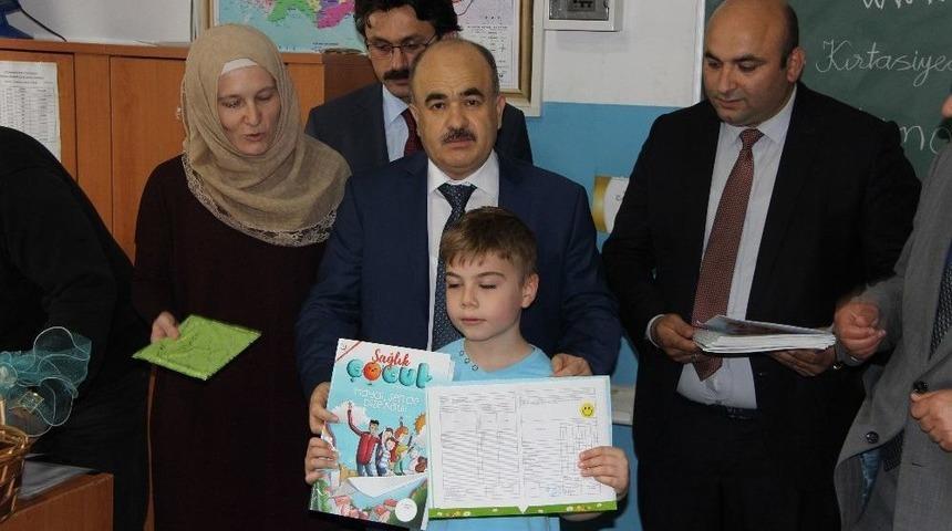 Vali Z&uuml;lkif Dağlı&rsquo;dan Karnelerini Aldılar