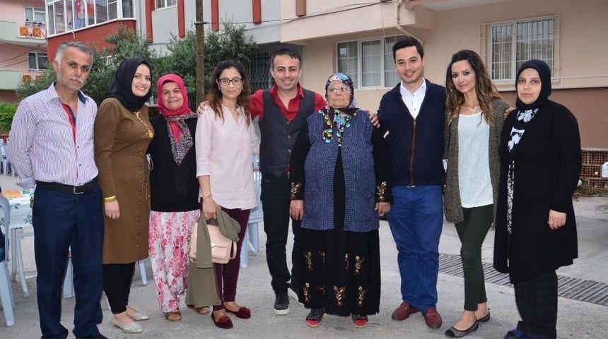 Sanat&ccedil;ı &Ouml;ztoprak&rsquo;tan Komşularına İftar