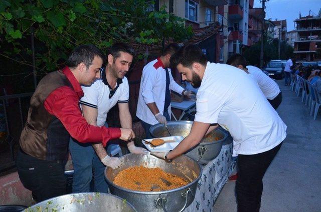 Sanatçı Öztoprak’tan Komşularına İftar