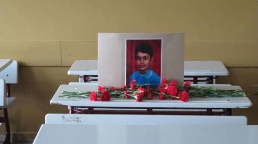 K&uuml;&ccedil;&uuml;k Efe Karnesini Alamadı;sırasına &Ccedil;i&ccedil;ekler Bırakıldı