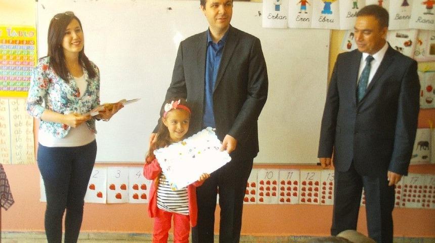 &Ouml;zalp İl&ccedil;esinde Karne Sevinci