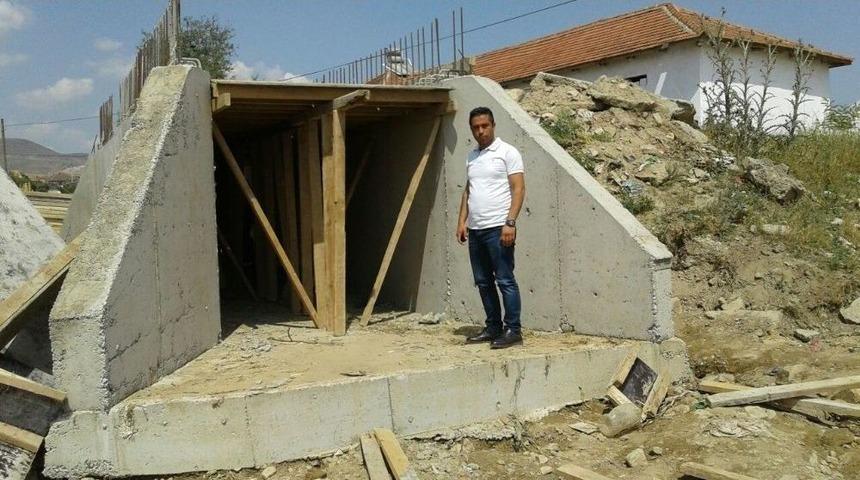 Maski D&ouml;rt Bir Yanda Menfez İmal Ediyor