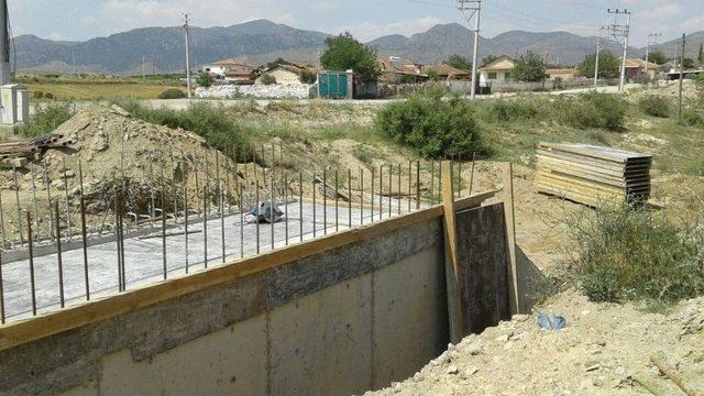 Maski D&ouml;rt Bir Yanda Menfez İmal Ediyor 1