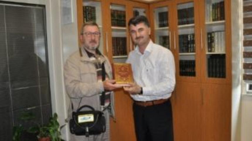 Simav M&uuml;ft&uuml;s&uuml; Basın Mensuplarına Kur&rsquo;an-ı Kerim Hediye Etti