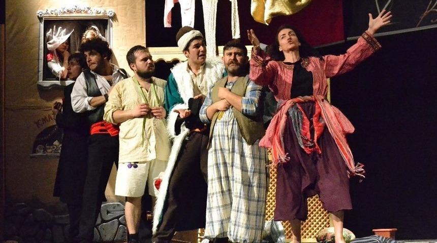 Kaynana Oyunu Salihli&rsquo;de İzleyicilerle Buluştu