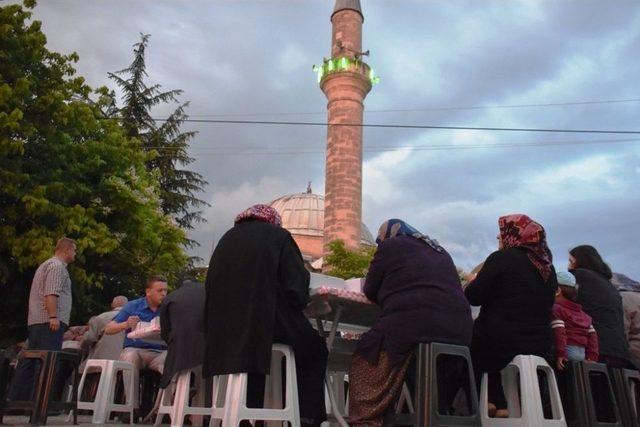 Süleymanpaşa Belediyesi İnecik Mahallesi Sakinleri İle İftarda Bir Araya Geldi