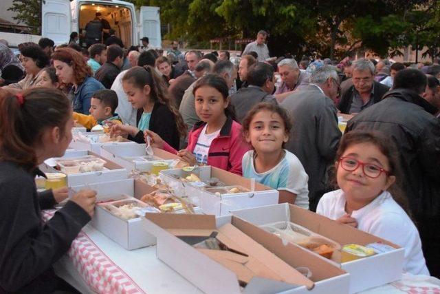 Süleymanpaşa Belediyesi İnecik Mahallesi Sakinleri İle İftarda Bir Araya Geldi