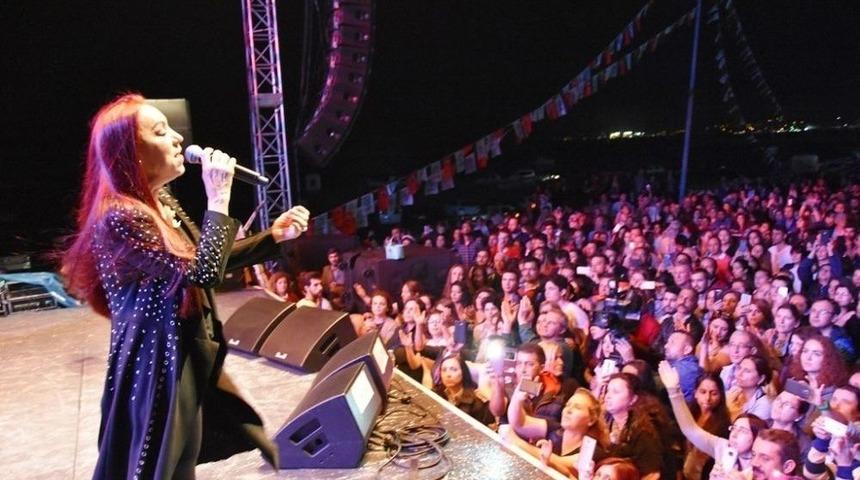 Festivalin 1. G&uuml;n&uuml;nde Yıldızlar Ge&ccedil;idi