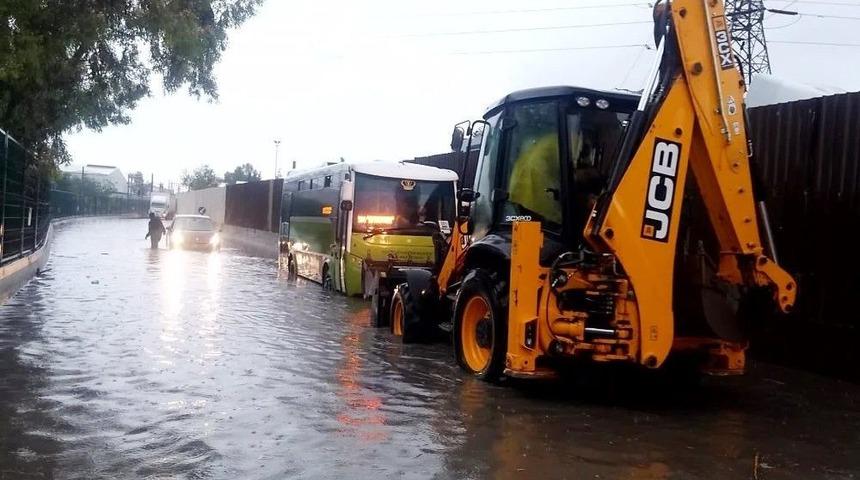 Kocaeli&rsquo;de Sağanak Yağış Hayatı Olumsuz Etkilyor