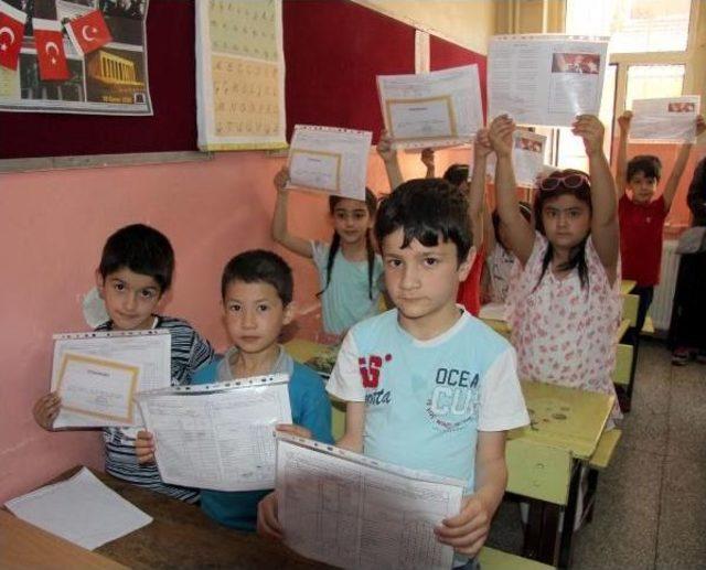 Kayseri'de Suriyeli Çocuklar Da Ilk Kez Karne Sevinci Yaşadı