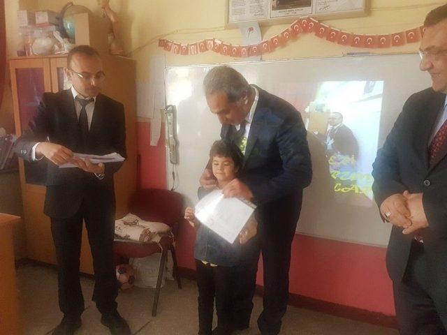 Kaymakam G&uuml;rb&uuml;z Karne Dağıttı 1