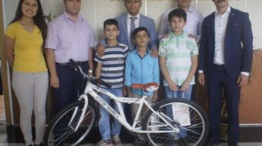 Başarılı &Ouml;ğrenciler &Ouml;d&uuml;llendirildi