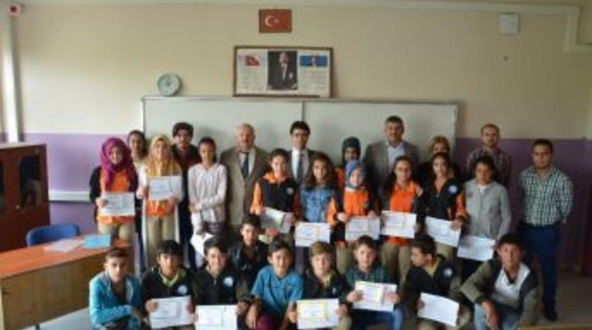 G&uuml;ny&uuml;z&uuml; İl&ccedil;esinde Karne Sevinci