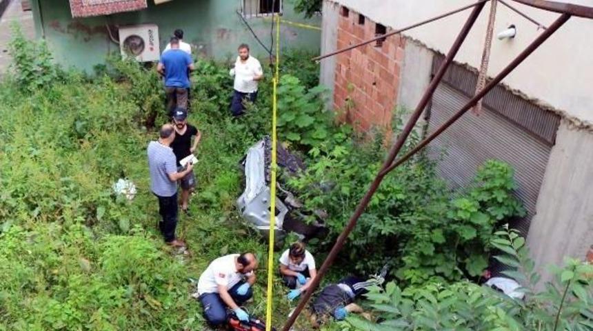 Beşinci Kat Balkonundan D&uuml;şt&uuml;ğ&uuml; Ileri S&uuml;r&uuml;len Şizofren &Ouml;ld&uuml;