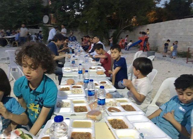 Suriyeli T&uuml;rkmen Yetimlere İftar 2