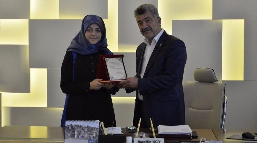 Başkan Yiğit&rsquo;ten T&uuml;rkiye İkincisine Plaket