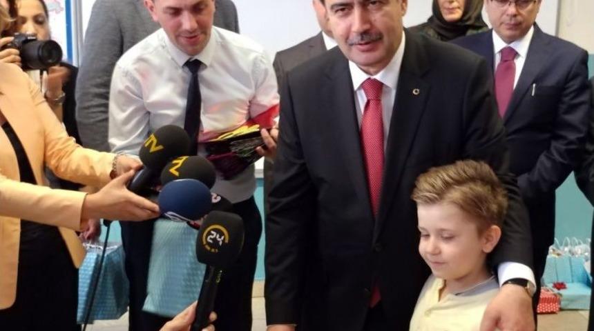 &Ccedil;ocuklar Karnelerini İstanbul Valisi Vasip Şahin&rsquo;in Elinden Aldı