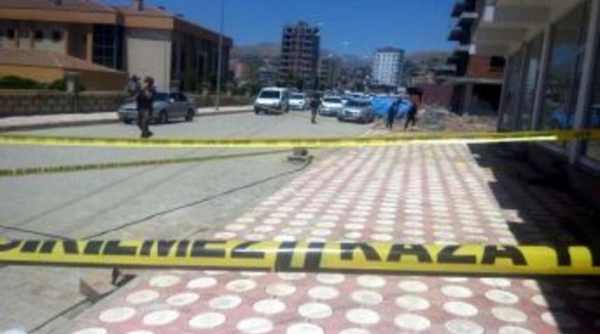 Kozluk&rsquo;ta Bir Şahıs Etrafı Taradı: 1 Ağır Yaralı