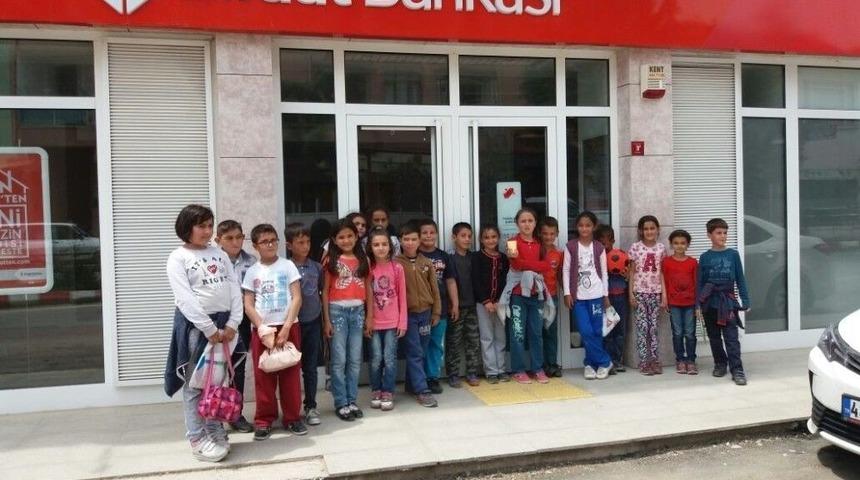 &Ouml;ğrenciler Toplanan Paraları, T&uuml;rk Silahlı Kuvvetleri G&uuml;&ccedil;lendirme Vakfı&rsquo;na Yatırdı