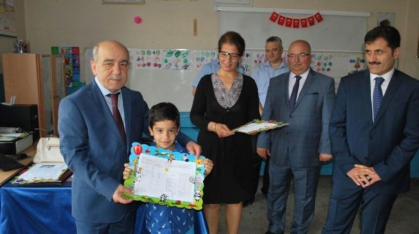 Salihli&rsquo;de 27 Bin &Ouml;ğrenci Karne Heyecanı Yaşadı