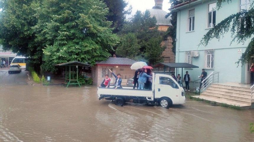 &Ouml;ğrenciler Karne Almak İ&ccedil;in Okul Binasına Kamyonetle Taşındı