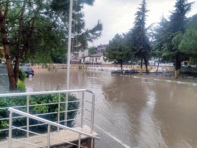 Öğrenciler Karne Almak İçin Okul Binasına Kamyonetle Taşındı