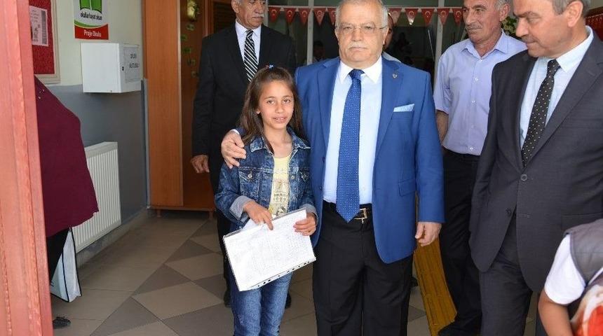 Vali Necati Şent&uuml;rk, Karne Sevincine Ortak Oldu