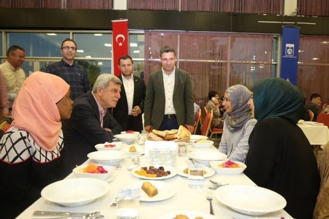 Başkan Karaosmanoğlu, Yabancı &Ouml;ğrencileri İftarda Ağırladı