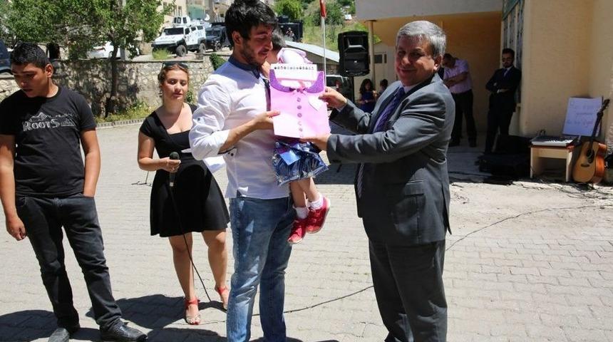 Tunceli&rsquo;de 9 Bin 836 &Ouml;ğrenci Karne Aldı