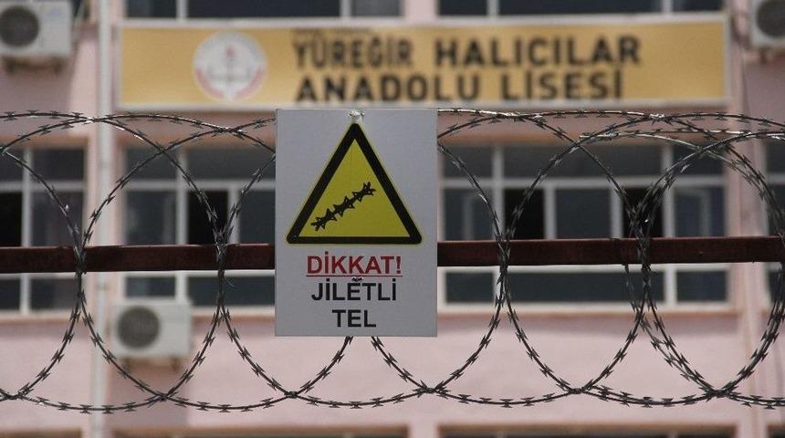 Karne T&ouml;reni &Ccedil;ıkışında &Ouml;ğrenci Kavgası: 3 Yaralı