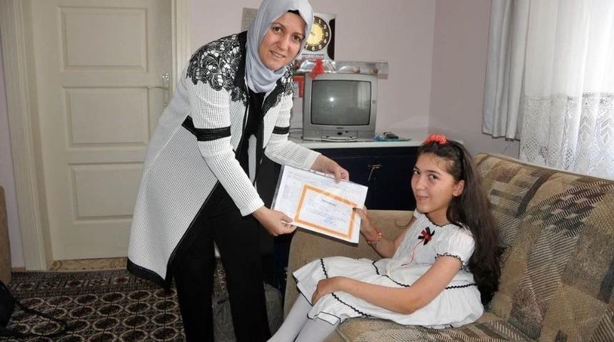 Karaman&rsquo;da Evde Eğitim G&ouml;ren &Ouml;ğrencilere Karneleri Verildi