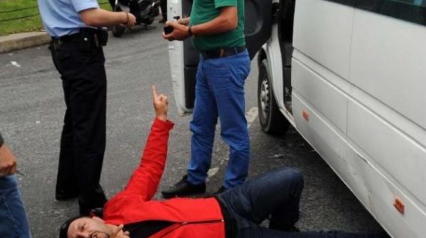 Şişli'de Şerit Değiştiren Minib&uuml;s, Motosiklete &Ccedil;arptı