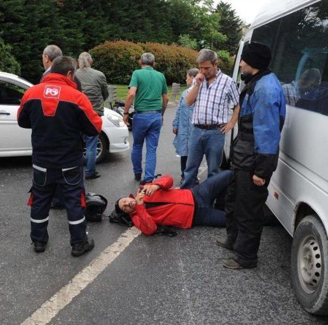 Şişli'de Şerit Değiştiren Minibüs, Motosiklete Çarptı