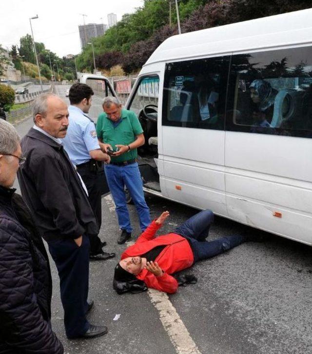 Şişli'de Şerit Değiştiren Minibüs, Motosiklete Çarptı