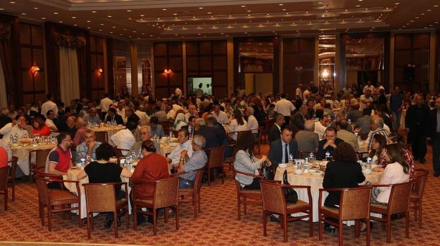 &Uuml;niversite Personeli İftar Yemeğinde Bir Araya Geldi