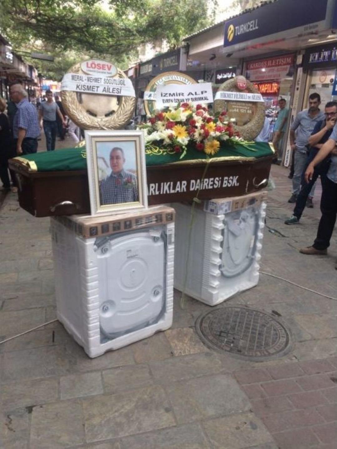 Vasiyeti &Uuml;zerine Cenazesi İki &Ccedil;amaşır Makinesinin &Uuml;zerine Konuldu