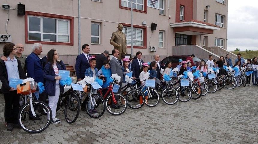 Başkan Akg&uuml;n, Okul Birincilerini Bisikletle &Ouml;d&uuml;llendirdi