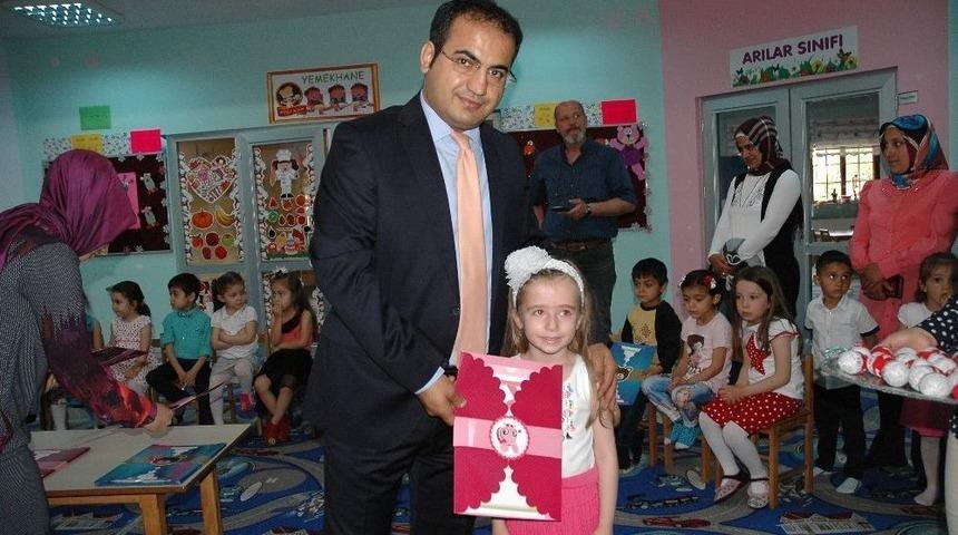 Minik &Ouml;ğrencilerin Karne Sevinci