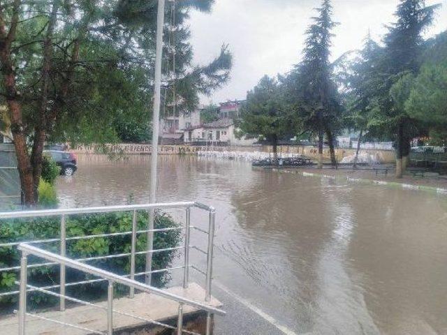 Karne Günü Okulun Önü Göle Dönünce, Öğrerenciler Araçla Tahliye Edildi