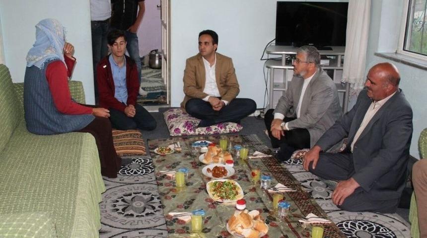 Kaymakam D&uuml;ndar &Uuml;niversite &Ouml;ğrencisi Kardeşlerle İftar A&ccedil;tı
